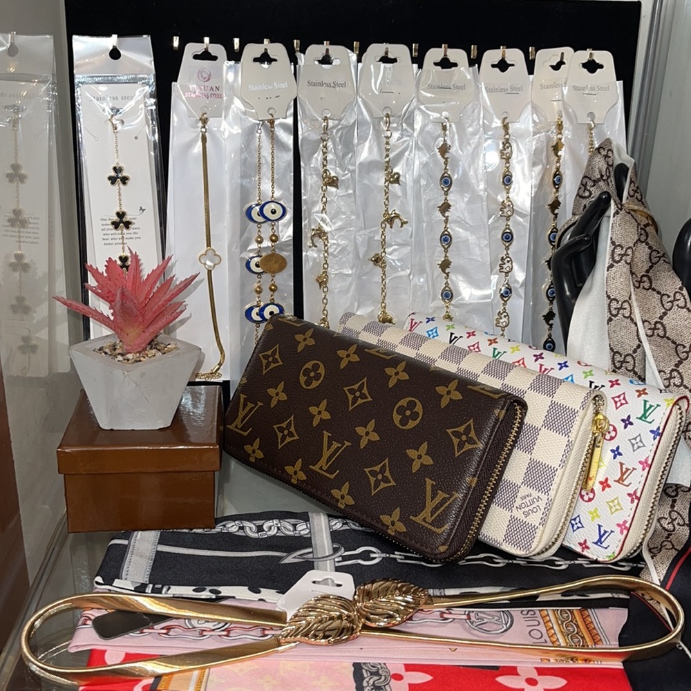 Showcase Displays ✨ Please Read the Description ✨Inspired in different brands ✨ - Picture 4 of 5